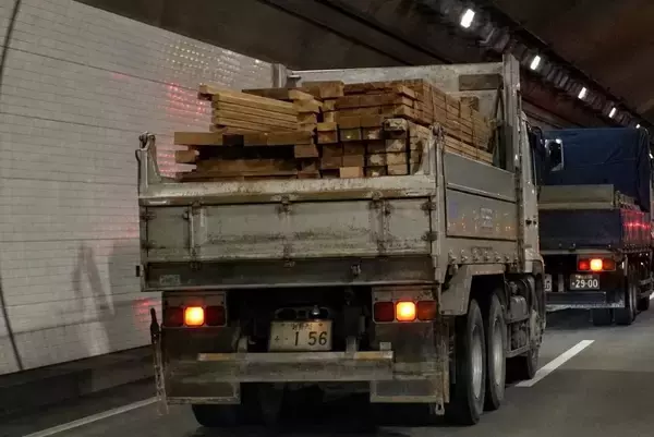 「あおり運転をした“ヤンキー仕様の車”が返り討ちに。高速道路で覆面パトカーに連行されるまで／「覆面パトカー」は正式名称じゃない？調べてみた」の画像
