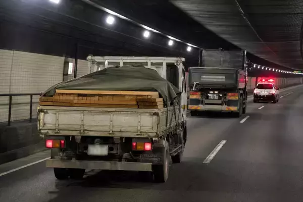 「あおり運転をした“ヤンキー仕様の車”が返り討ちに。高速道路で覆面パトカーに連行されるまで／「覆面パトカー」は正式名称じゃない？調べてみた」の画像