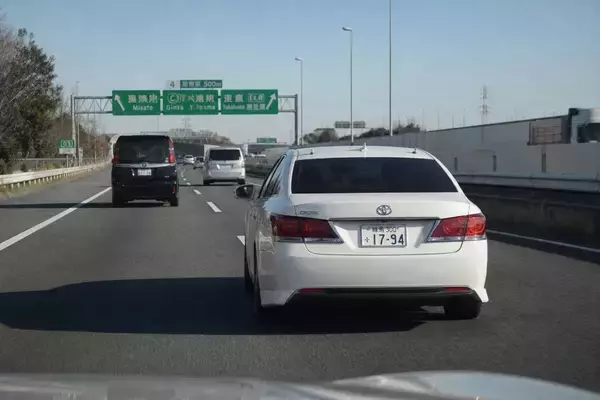 「あおり運転をした“ヤンキー仕様の車”が返り討ちに。高速道路で覆面パトカーに連行されるまで／「覆面パトカー」は正式名称じゃない？調べてみた」の画像