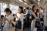 「「叩かれた女子中学生が泣いていた」満員電車で“杖を振り回す”高齢者が暴走。“屈強な白人男性”が英語で注意した結果…／満員電車のストレス、みんなは何に感じている？迷惑行為ランキングを調べてみた」の画像10