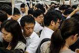「「叩かれた女子中学生が泣いていた」満員電車で“杖を振り回す”高齢者が暴走。“屈強な白人男性”が英語で注意した結果…／満員電車のストレス、みんなは何に感じている？迷惑行為ランキングを調べてみた」の画像2