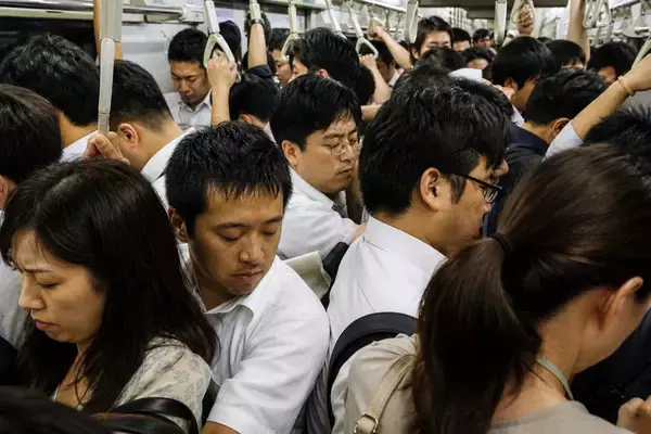 「「叩かれた女子中学生が泣いていた」満員電車で“杖を振り回す”高齢者が暴走。“屈強な白人男性”が英語で注意した結果…／満員電車のストレス、みんなは何に感じている？迷惑行為ランキングを調べてみた」の画像
