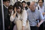 「「叩かれた女子中学生が泣いていた」満員電車で“杖を振り回す”高齢者が暴走。“屈強な白人男性”が英語で注意した結果…／満員電車のストレス、みんなは何に感じている？迷惑行為ランキングを調べてみた」の画像3