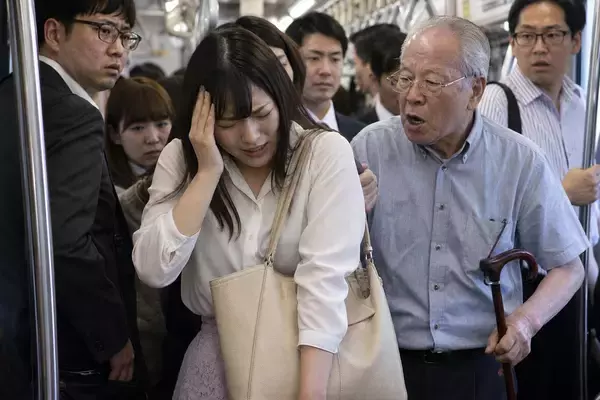 「「叩かれた女子中学生が泣いていた」満員電車で“杖を振り回す”高齢者が暴走。“屈強な白人男性”が英語で注意した結果…／満員電車のストレス、みんなは何に感じている？迷惑行為ランキングを調べてみた」の画像