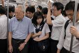 「「叩かれた女子中学生が泣いていた」満員電車で“杖を振り回す”高齢者が暴走。“屈強な白人男性”が英語で注意した結果…／満員電車のストレス、みんなは何に感じている？迷惑行為ランキングを調べてみた」の画像4