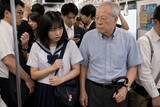 「「叩かれた女子中学生が泣いていた」満員電車で“杖を振り回す”高齢者が暴走。“屈強な白人男性”が英語で注意した結果…／満員電車のストレス、みんなは何に感じている？迷惑行為ランキングを調べてみた」の画像5