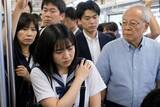 「「叩かれた女子中学生が泣いていた」満員電車で“杖を振り回す”高齢者が暴走。“屈強な白人男性”が英語で注意した結果…／満員電車のストレス、みんなは何に感じている？迷惑行為ランキングを調べてみた」の画像6