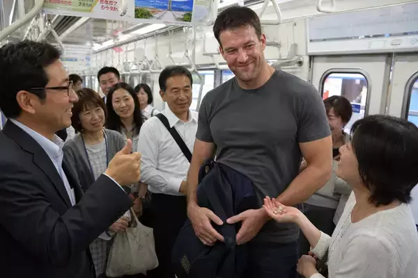 「「叩かれた女子中学生が泣いていた」満員電車で“杖を振り回す”高齢者が暴走。“屈強な白人男性”が英語で注意した結果…／満員電車のストレス、みんなは何に感じている？迷惑行為ランキングを調べてみた」の画像