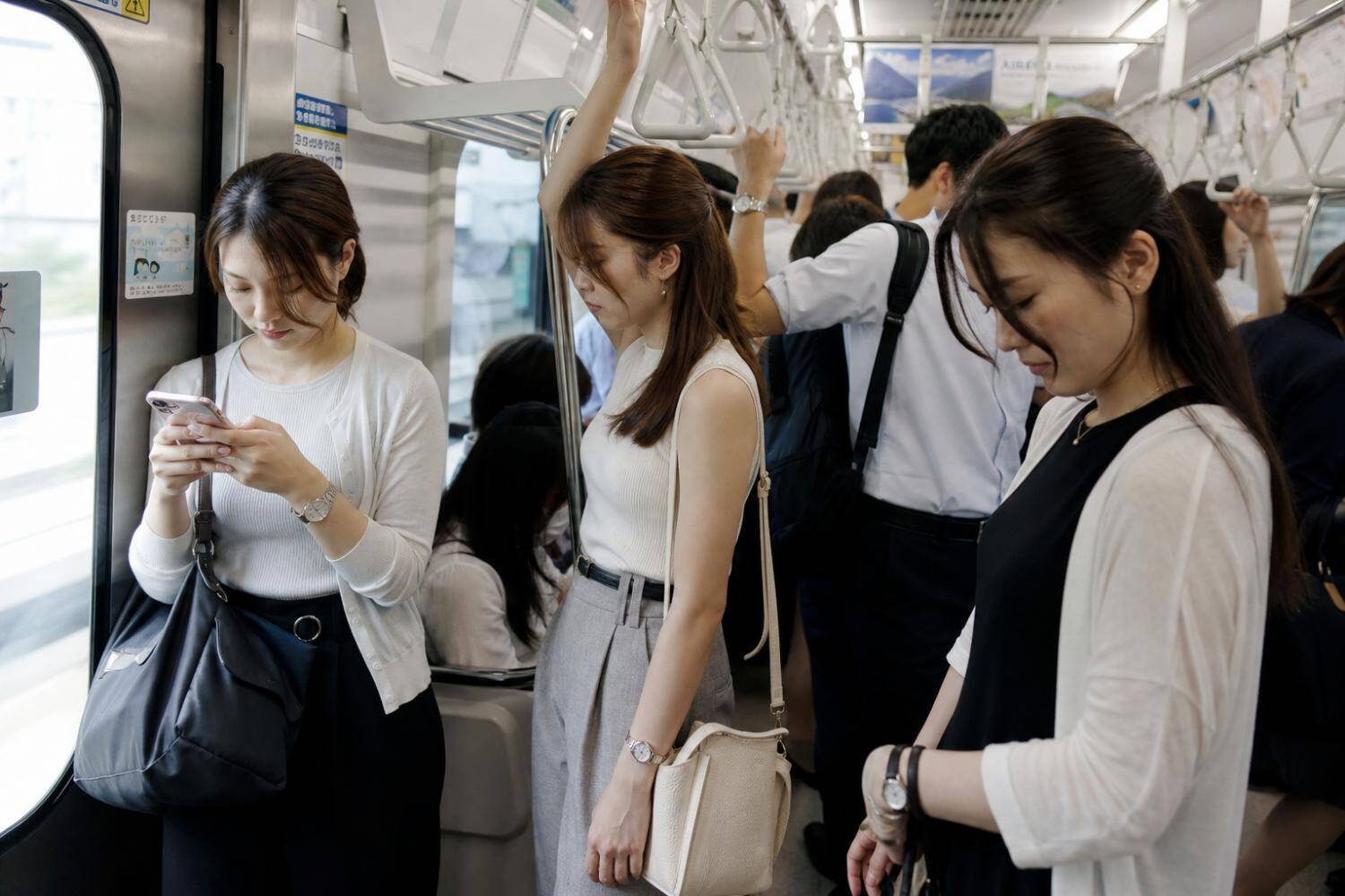 「叩かれた女子中学生が泣いていた」満員電車で“杖を振り回す”高齢者が暴走。“屈強な白人男性”が英語で注意した結果…／満員電車のストレス、みんなは何に感じている？迷惑行為ランキングを調べてみた