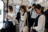 「「叩かれた女子中学生が泣いていた」満員電車で“杖を振り回す”高齢者が暴走。“屈強な白人男性”が英語で注意した結果…／満員電車のストレス、みんなは何に感じている？迷惑行為ランキングを調べてみた」の画像9