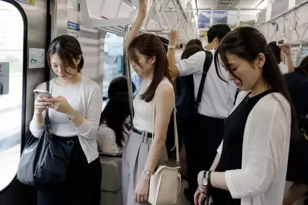 「「叩かれた女子中学生が泣いていた」満員電車で“杖を振り回す”高齢者が暴走。“屈強な白人男性”が英語で注意した結果…／満員電車のストレス、みんなは何に感じている？迷惑行為ランキングを調べてみた」の画像