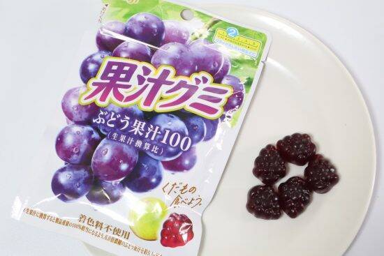 なぜお菓子売り場のグミは「ぶどう味」ばかりなのか。メーカー2社に聞いたら、意外と深くて驚いた