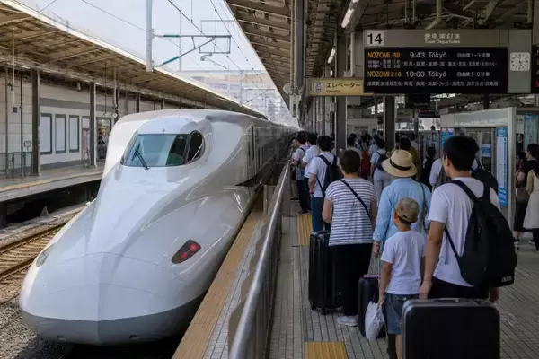「満員の新幹線で子供が「座りたい～！」迷惑家族に困惑…周囲の乗客が内心“スカッ”としたおばあさんの行動／お盆の新幹線、自由席はどれくらい混雑する？JR利用実績を調べてみた」の画像