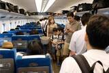 「満員の新幹線で子供が「座りたい～！」迷惑家族に困惑…周囲の乗客が内心“スカッ”としたおばあさんの行動／お盆の新幹線、自由席はどれくらい混雑する？JR利用実績を調べてみた」の画像3