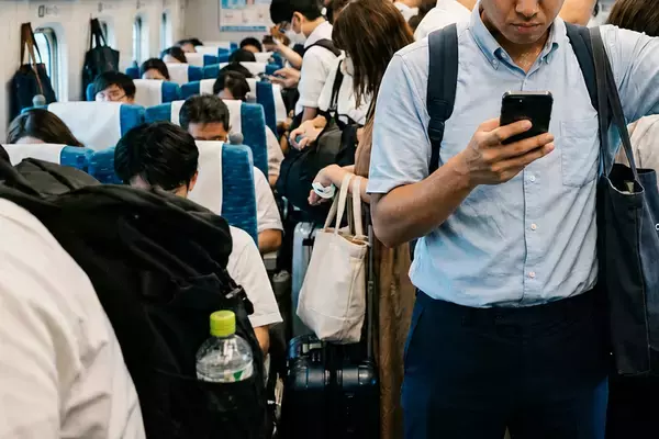 「帰省時の新幹線や高速道路の大渋滞で「体調を崩してしまう人」がやりがちなこと。“動画視聴”と“水分控え”に要注意」の画像