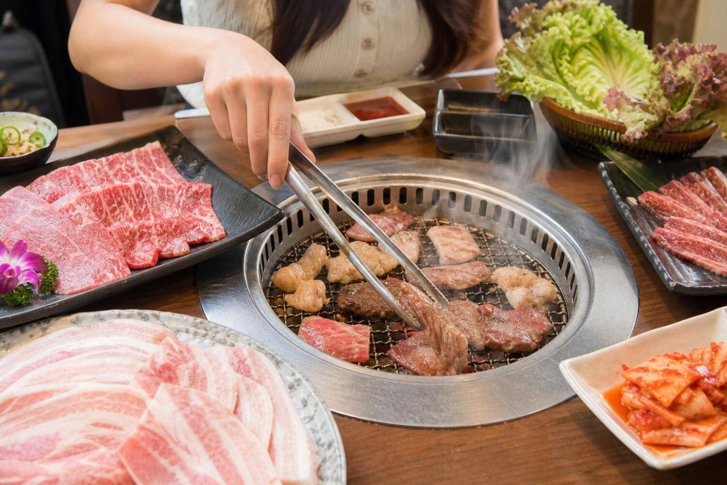 “激安焼肉食べ放題店”の元店員が暴露。「客に“得させないようにする”3つのワナ」／日本人は1年で何キロの肉を食べるのか調べてみた
