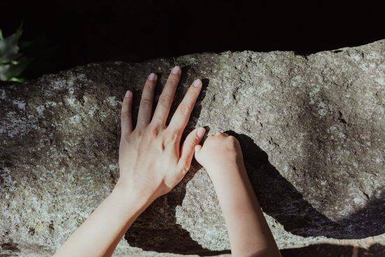 生まれつき右手の指がない、29歳女性の半生。バイト40社不採用、心無い言葉にも「この手で乗り越えてきた」が自信に――週末ベスト