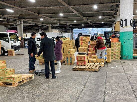 小松菜10円、大根99円…物価高なのに“異様に安い青果店”が成立する意外なワケ。B級品を買い叩くことはしない