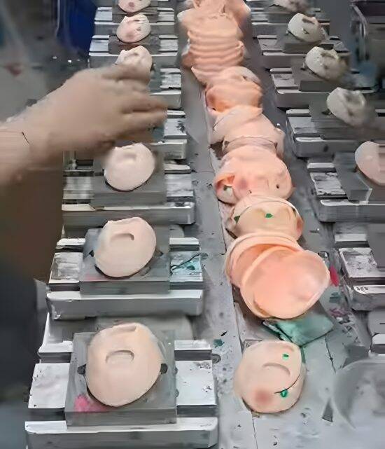 世界的ブーム「ラブブ」に偽物が大量流通…一体200円の粗悪品も。中国の“偽ラブブ工場”は大繁盛、実際に入手したそのクオリティは