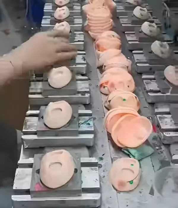 「世界的ブーム「ラブブ」に偽物が大量流通…一体200円の粗悪品も。中国の“偽ラブブ工場”は大繁盛、実際に入手したそのクオリティは」の画像