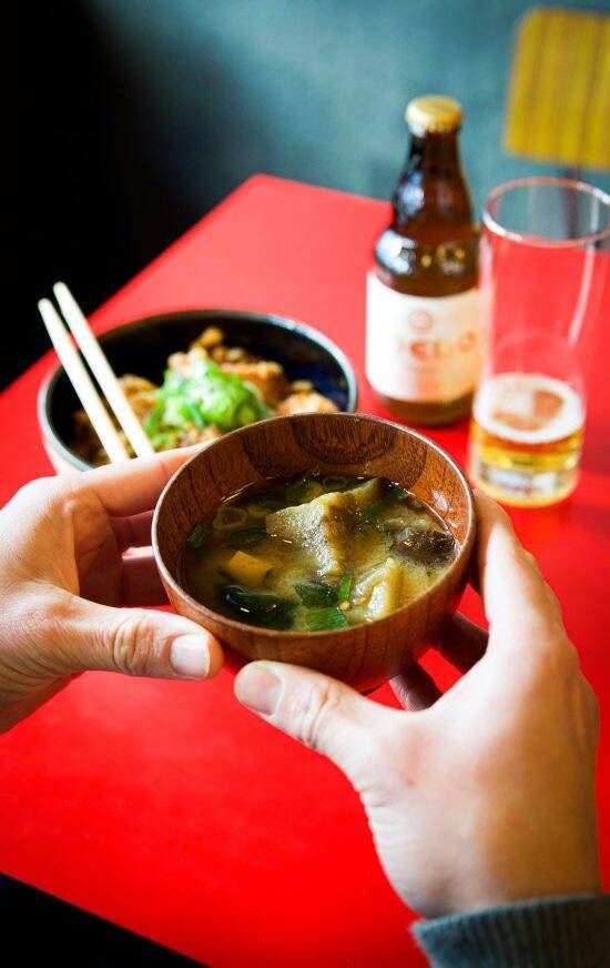 「味噌汁にもカツ丼にも入れるんです」パリで人気の居酒屋店主が明かす、フランス人の“トンデモない日本食の食べ方”