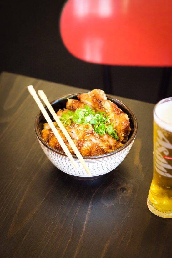 「味噌汁にもカツ丼にも入れるんです」パリで人気の居酒屋店主が明かす、フランス人の“トンデモない日本食の食べ方”