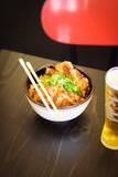 「「味噌汁にもカツ丼にも入れるんです」パリで人気の居酒屋店主が明かす、フランス人の“トンデモない日本食の食べ方”」の画像3