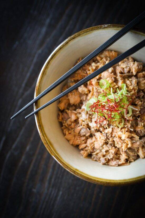 「味噌汁にもカツ丼にも入れるんです」パリで人気の居酒屋店主が明かす、フランス人の“トンデモない日本食の食べ方”