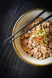 「「味噌汁にもカツ丼にも入れるんです」パリで人気の居酒屋店主が明かす、フランス人の“トンデモない日本食の食べ方”」の画像4