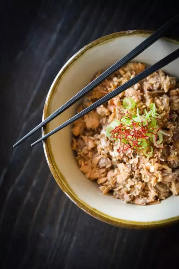 「「味噌汁にもカツ丼にも入れるんです」パリで人気の居酒屋店主が明かす、フランス人の“トンデモない日本食の食べ方”」の画像