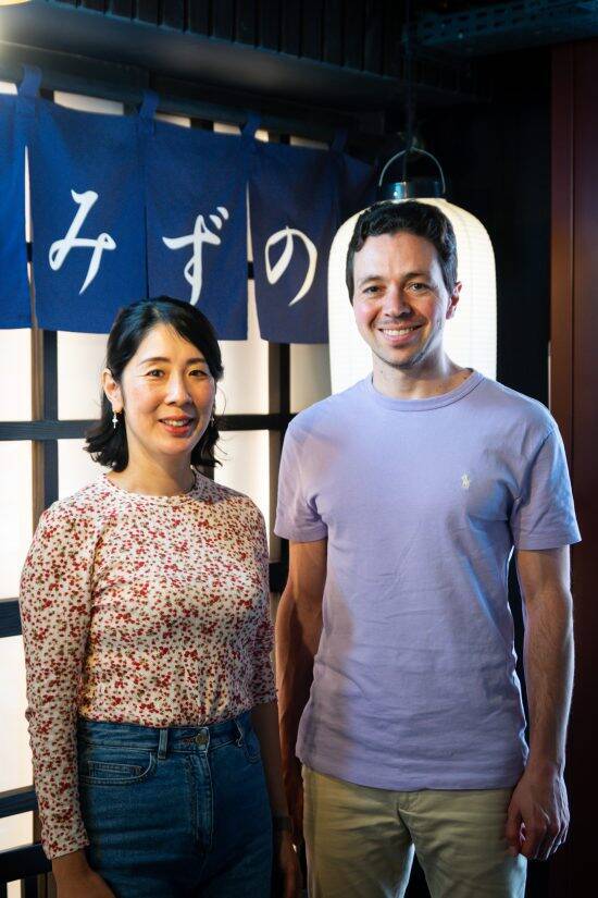 「味噌汁にもカツ丼にも入れるんです」パリで人気の居酒屋店主が明かす、フランス人の“トンデモない日本食の食べ方”