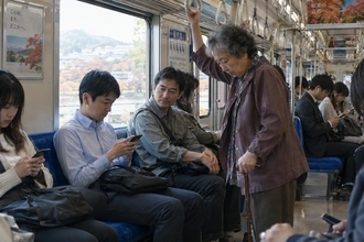 高齢の女性に席を譲ろうと思ったら、隣の男性に「座ってください」と言われた予想外の理由／転んだり落ちたりして亡くなる人は、交通事故の何倍なのか調べてみた