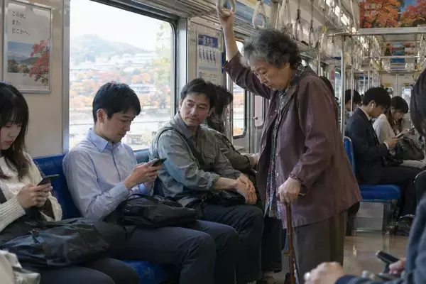 高齢の女性に席を譲ろうと思ったら、隣の男性に「座ってください」と言われた予想外の理由／転んだり落ちたりして亡くなる人は、交通事故の何倍なのか調べてみた