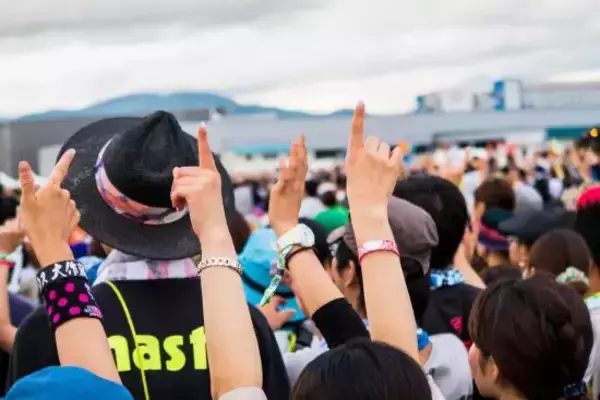 夏フェス会場で女性に体当たりする“酔っ払いのナンパ男”…「お前らさっきからなにをやってるんだ？」と、いかついおじさん集団に囲まれるまで