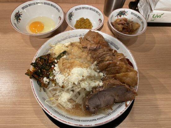 糖尿病薬マンジャロで食欲が落ちた30代記者が、“あえて”二郎系で2000円爆食。豚8枚をたいらげたワケ