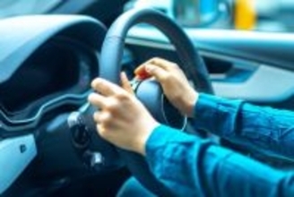 “追い越し禁止”の道路で「あおり運転」してきた高齢ドライバーが警察に捕まるまで――仰天ニュース特報