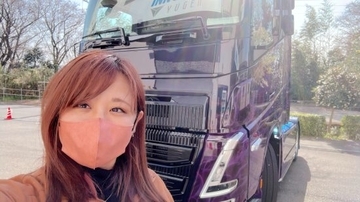 「早めにトイレへ行かないと大変」女性トラック運転手が激白。長距離の車中泊とPA争奪戦のリアル