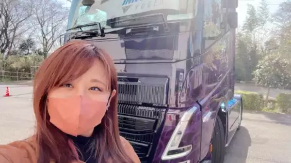 「早めにトイレへ行かないと大変」女性トラック運転手が激白。長距離の車中泊とPA争奪戦のリアル