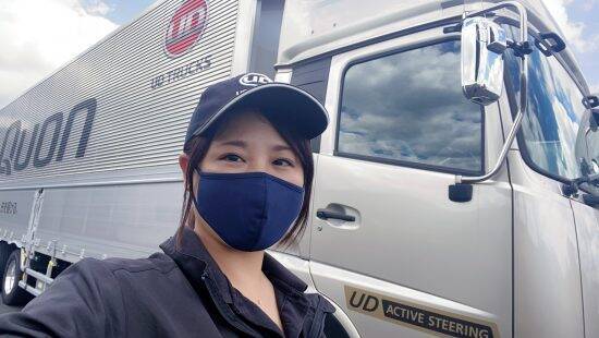 「早めにトイレへ行かないと大変」女性トラック運転手が激白。長距離の車中泊とPA争奪戦のリアル