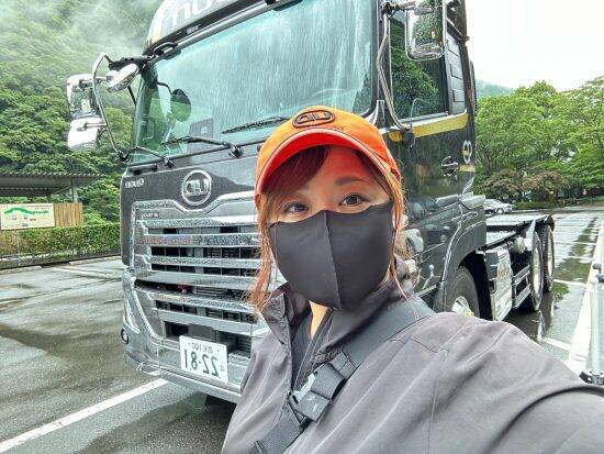 「早めにトイレへ行かないと大変」女性トラック運転手が激白。長距離の車中泊とPA争奪戦のリアル