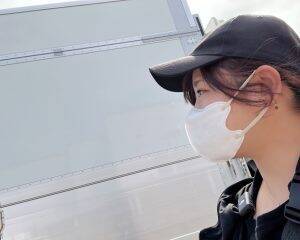 「早めにトイレへ行かないと大変」女性トラック運転手が激白。長距離の車中泊とPA争奪戦のリアル