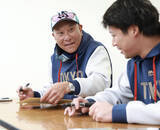 「【ヤクルト】池山隆寛監督の発案で７０組にサイン会「ファンあってのプロ野球」　山田哲人、中村悠平も」の画像1