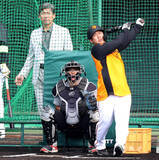 「【巨人】小笠原道大氏がセルラーに登場　レジェンドの来場に選手が続々とあいさつ」の画像1