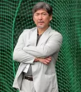 【巨人】小笠原道大氏がセルラーに登場　レジェンドの来場に選手が続々とあいさつ