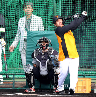 【巨人】小笠原道大氏がセルラーに登場　レジェンドの来場に選手が続々とあいさつ