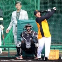 【巨人】小笠原道大氏がセルラーに登場　レジェンドの来場に選手が続々とあいさつ