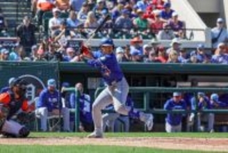 ブルージェイズ岡本和真、侍ジャパン合流目前にヒヤリ右手甲へ死球…中堅最深部への大飛球も「他球場だったら入っていた」と監督称賛