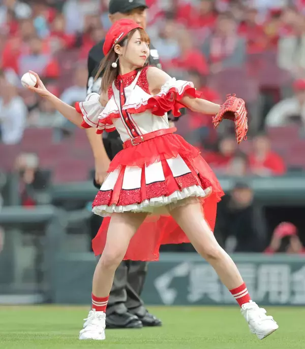 「【広島】元ＳＫＥ４８藤本冬香が始球式　２８歳のバースデー「過去最高の誕生日」リスペクト込め数メートル前から投球　昨年９月の卒業公演と同じドレスで背番号４８」の画像