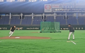 【巨人】三塁コーチャーもミス撲滅へ…川相昌弘コーチが練習で右腕ぐるぐる！前夜の"暴走"食い止めよう