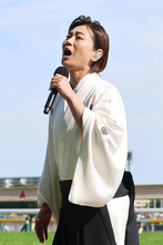 氷川きよしが“限界突破”の国歌独唱　日本ダービーが行われる東京競馬場を沸かす